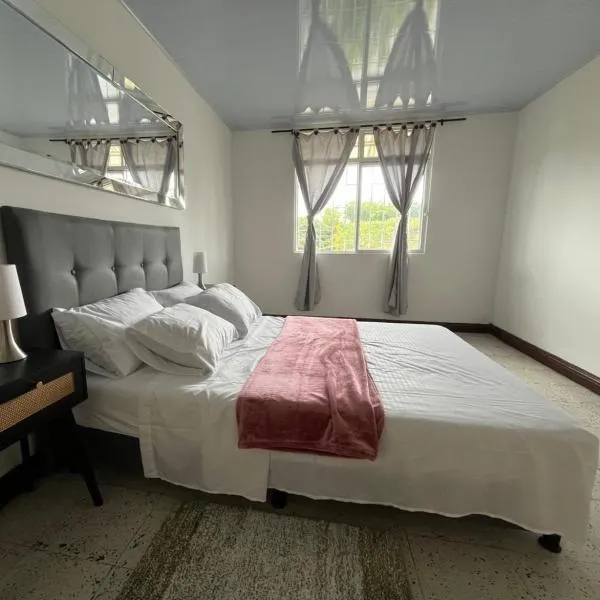 ACOGEDOR APARTAMENTO DISPONIBLE eN CALARCA QUINDIO EXCELENTE UBICACION EN CONJUNTO CERRADO 2 HABITACIONES PARKING BIEN EQUIPADO，位于卡拉尔卡的酒店