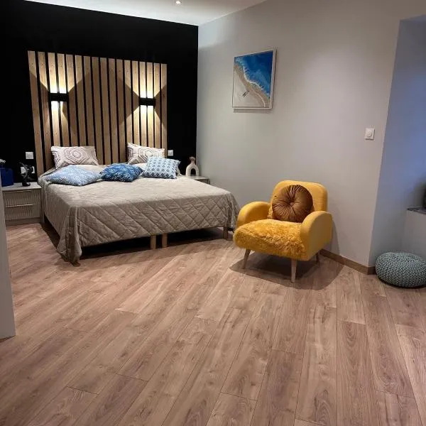 Chambre privée avec salle de bain，位于Domagné的酒店