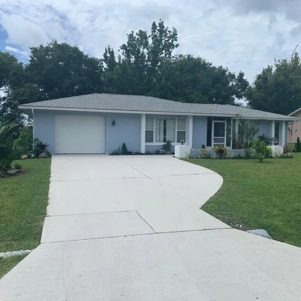 Cute 2 bedroom home, peaceful and so central !，位于棕榈海岸的酒店