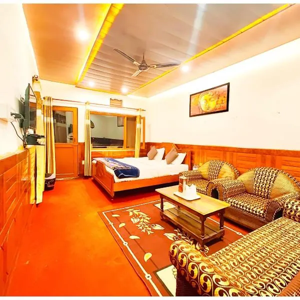 Hotel Tribhuvan Near Mall Road Mountain View - Provided Spacious Rooms With Attached Balcony - Free Wifi# Free Parking & Restaurant Available A Premium Hotel In Ranikhet，位于拉尼凯特的酒店