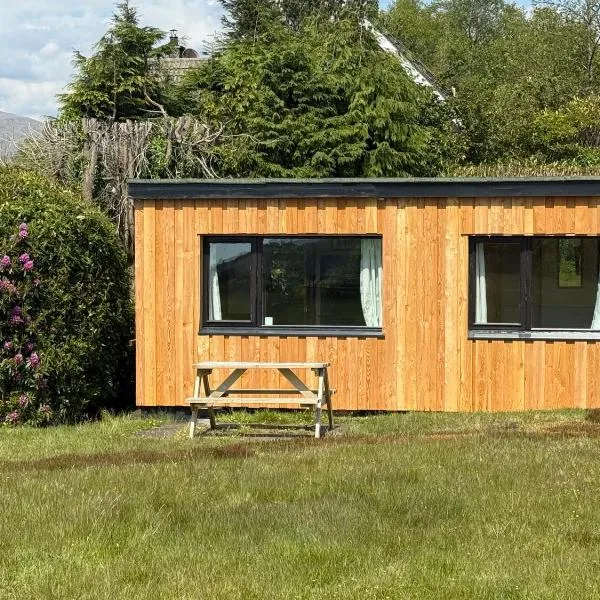 1 Bedroom Cabin with Mountain & Loch Views - Quiet Location between Glencoe & Ben Nevis，位于Corran的酒店