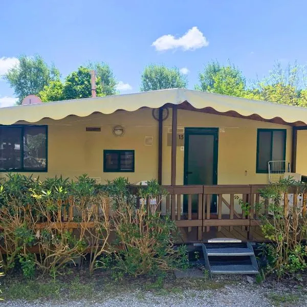 Comfortabele familie chalets met veranda incl airco dichtbij zee!，位于维亚雷焦的酒店