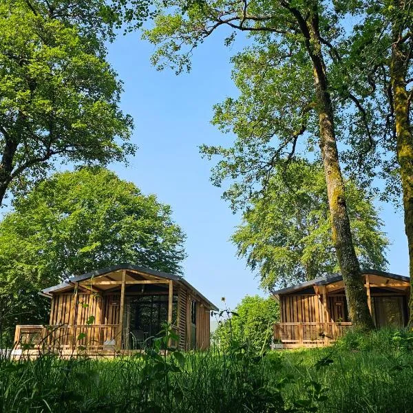 Camping Onlycamp Les Monts du Cantal，位于Le Claux的酒店