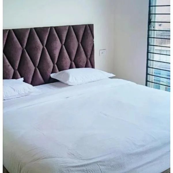 HOTEL Shikhar! Avenue! Near Shri Mahakaleshwar Jyotirlinga Temple & Railway Station - Provided Comfortable Rooms With Wi-fi Facility - Excellent Room Service - Best Budget Hotel In Ujjain，位于乌贾因的酒店