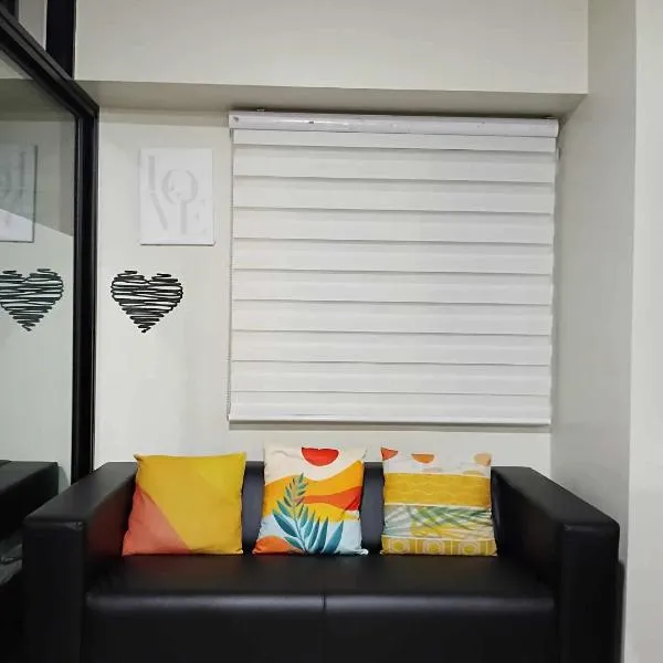 2 BEDROOM CONDO close to SM Tungko BULACAN ideal for Family Queen bed on Bedroom 1 accessible to Bedroom 2 with sliding doors Free Wifi & Netflix to watch in a comfy sofa & twin bed Access to SWIMMING POOL entry is very affordable and kids get for free，位于Tunkong Manga的酒店