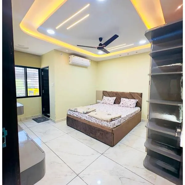 HOTEL RUDRA- SAGAR Near Shri Mahakaleshwar Jyotirlinga Temple & Railway Station - Free Wifi# Free Parking Available - Best Homestay In Ujjain，位于乌贾因的酒店