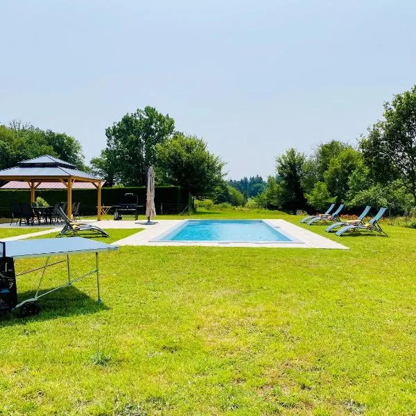 4-Star Tourism Rated Holiday Home, 6 Bedrooms, with Air Con & Private Heated 10x4M Salt Water Pool - 45 Mins from Sarlat，位于Capdrot的酒店
