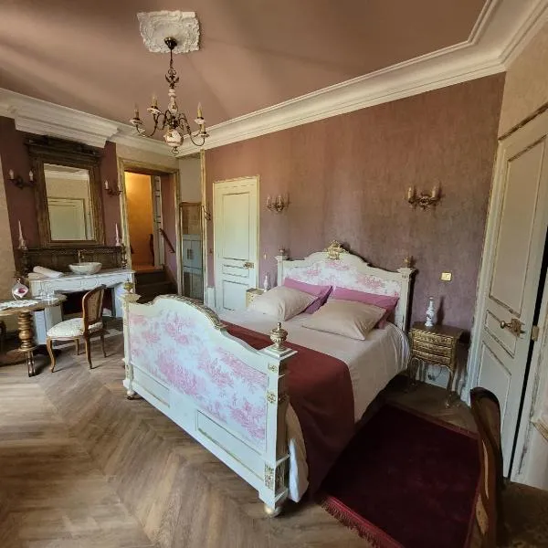 Château St Sulpice Chambre Porcelaine，位于Condal的酒店