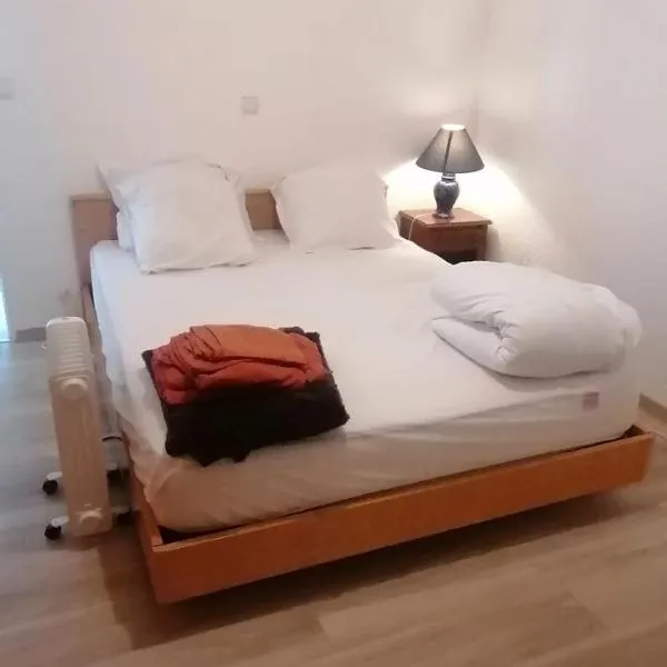 Chambre parquet flottant chez l'habitant，位于Saint-Corneille的酒店