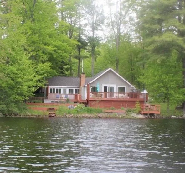 Lakeside Retreat - HOT TUB, Swimming, Boats，位于Rindge的酒店