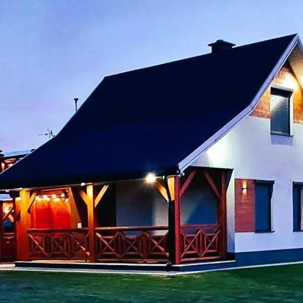 Domek NIVA z Jacuzzi i Widokiem na Zalew，位于Nawóz的酒店
