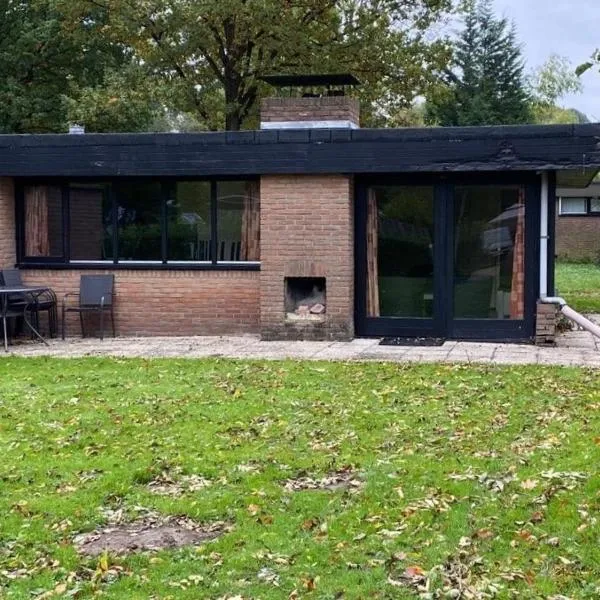 Bungalow in Sonnevijver - Hoge kempen，位于拉纳肯的酒店