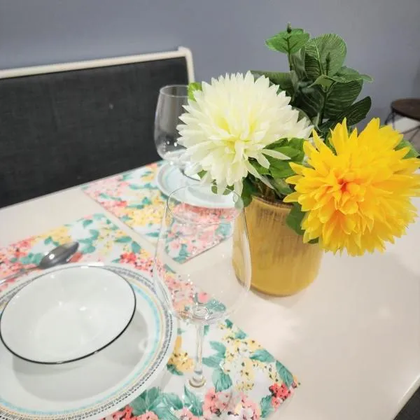 Gorgeous Two Bedroom Suite in a Quiet, Picturesque Neighborhood!，位于西温哥华的酒店