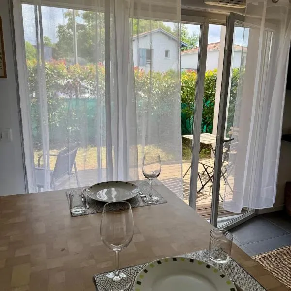 Modern garden apartment，位于拉本讷的酒店