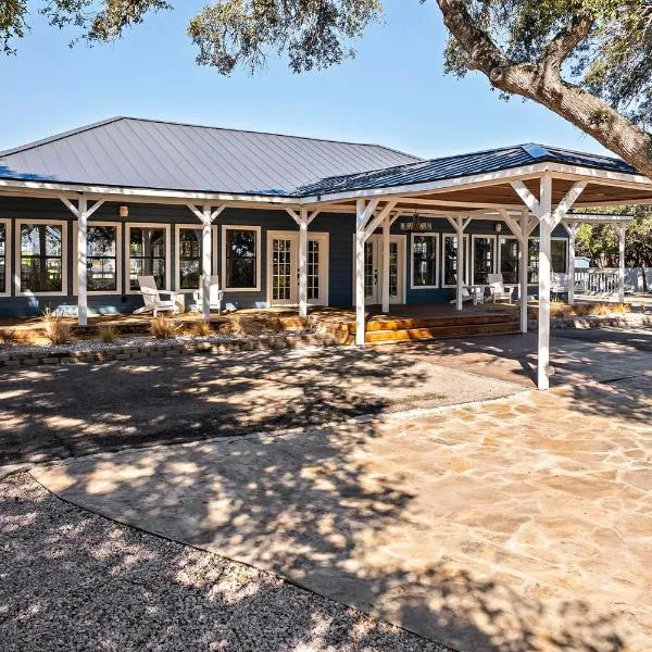 The Claire Hotel，位于峡谷湖的酒店