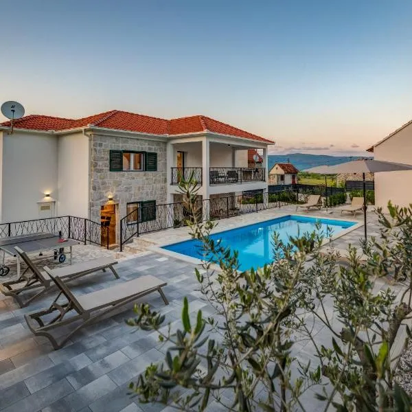Vila Antisha - Kamena villa sa grijanim bazenom，位于Runović的酒店