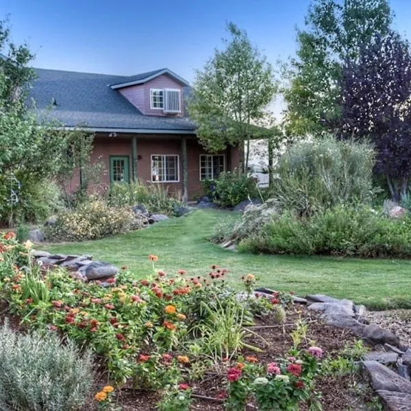 Wildland Gardens Farm House w Private Hot tub，位于Joseph的酒店