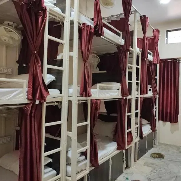 5 Star Yatri Vishram Dormitory & Rooms，位于贾巴尔普尔的酒店