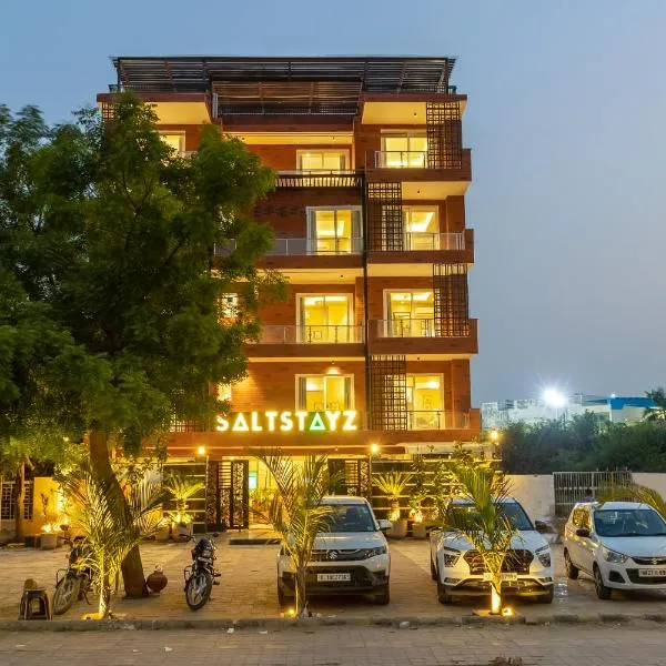 Saltstayz Premier - Sector 50 & Golf Course Ext Road，位于古尔冈的酒店