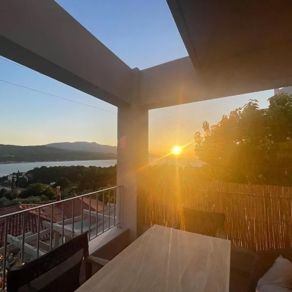 Sea View Serenity 3BR Home near Beach & Town，位于萨摩斯的酒店