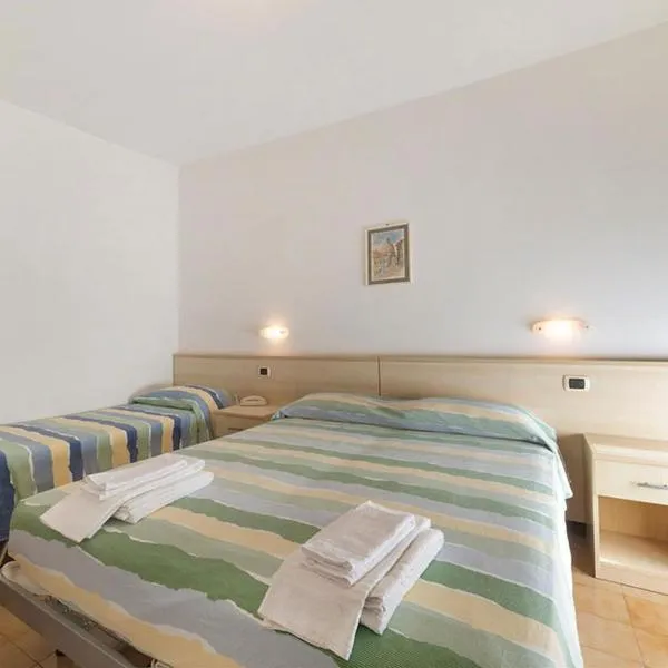 Hotel Holiday Garnì，位于朱利亚诺瓦的酒店
