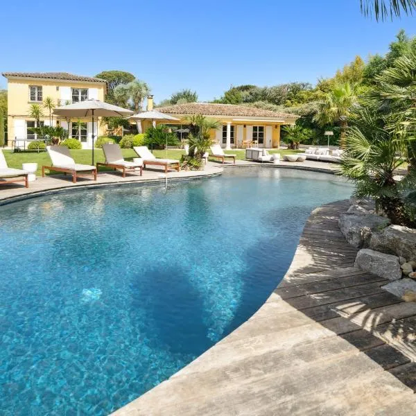 Grande Villa St-Tropez avec Piscine Chauffée，位于加桑的酒店