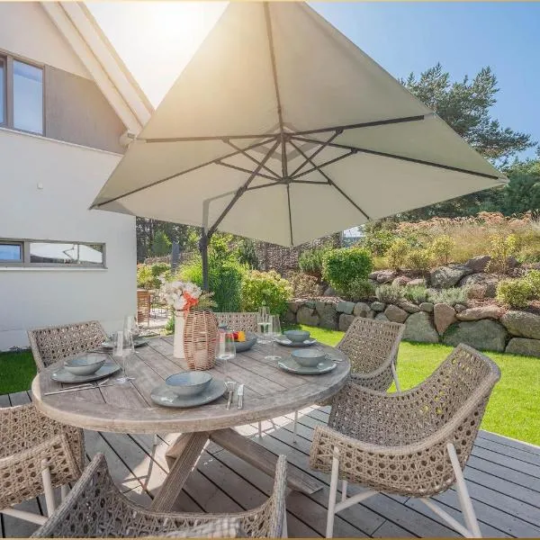 Störtebekers Reethus mit Sauna, Kamin und E-Ladesäule，位于洛丁的酒店