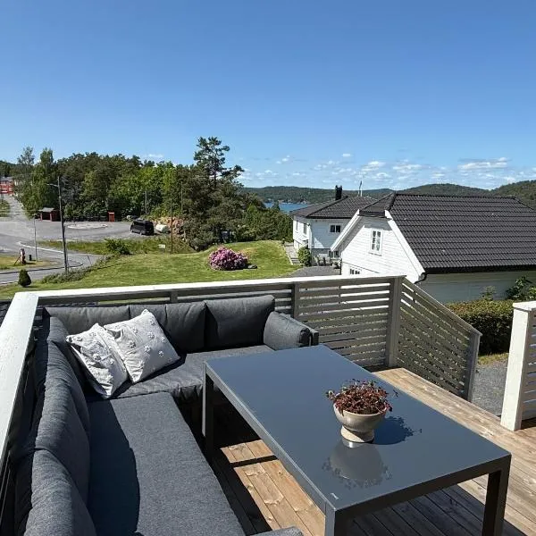 Trivelig Feriehus Leilighet, Risør, Sørlandet med tilgang til båt，位于里瑟尔的酒店