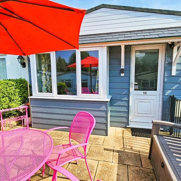Dart Haven - cheerful holiday bungalow in Galmpton，位于Galmpton的酒店