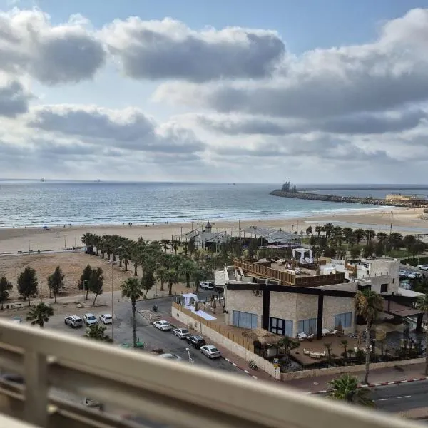 Lovely three-room apartment above the promenade，位于阿什杜德的酒店