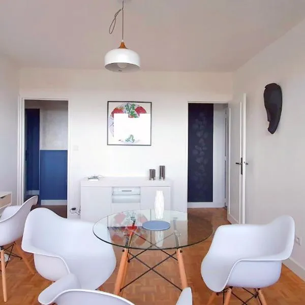 Bruno's 52 m2 apartment, all comforts, balcony, free parking，位于沙特尔的酒店