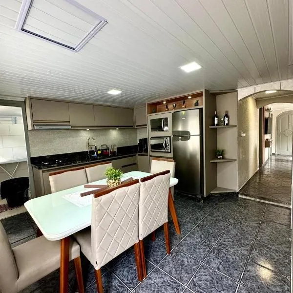 Linda e Ampla Casa Inteira Próxima ao Centro de Criciúma，位于克里西玛的酒店