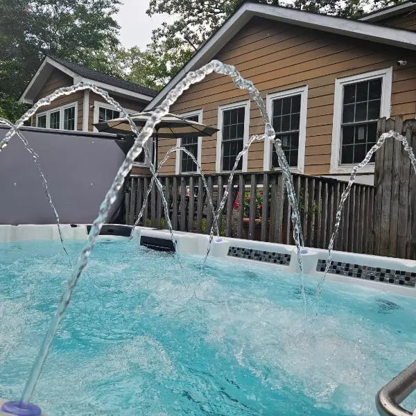 Sleeps16, 11-Person Swim-Spa, 75" TV 4 Movie Nights, Spacious Home, Close To Downtown, Beltline, And Walk To Restaurants, 2-Person Bathroom Jacuzzi, Ping Pong，位于亚特兰大的酒店