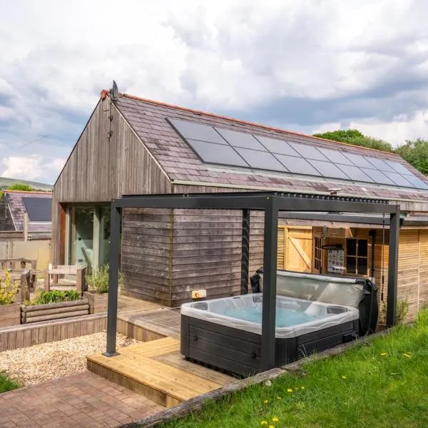 Rosemary Lodge 2BR with Hot Tub and Sauna near Black Mountain，位于Garnant的酒店