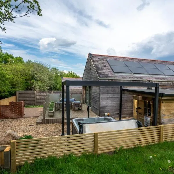 Thyme Lodge 2BR with Hot Tub and Sauna near Black Mountain，位于Garnant的酒店