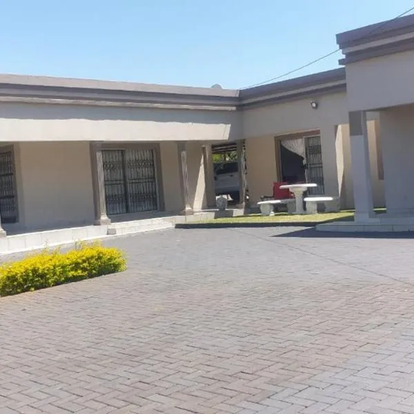 Kwa Mmaloapi Guest House，位于勒斯滕堡的酒店