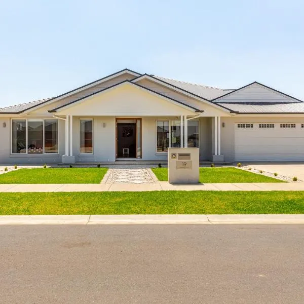 Large Premium Family Getaway with Centralised Heating，位于谢珀顿的酒店