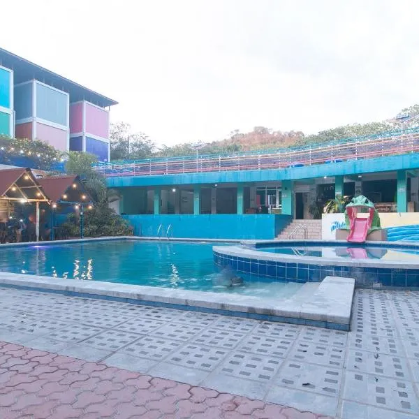 RedDoorz @ Boondocks Cabins Resort，位于Dalumpinas Oeste的酒店
