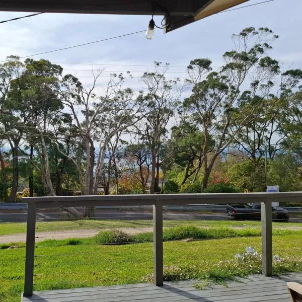 Set amongst the treetops of Arthurs Seat，位于Arthurs Seat的酒店