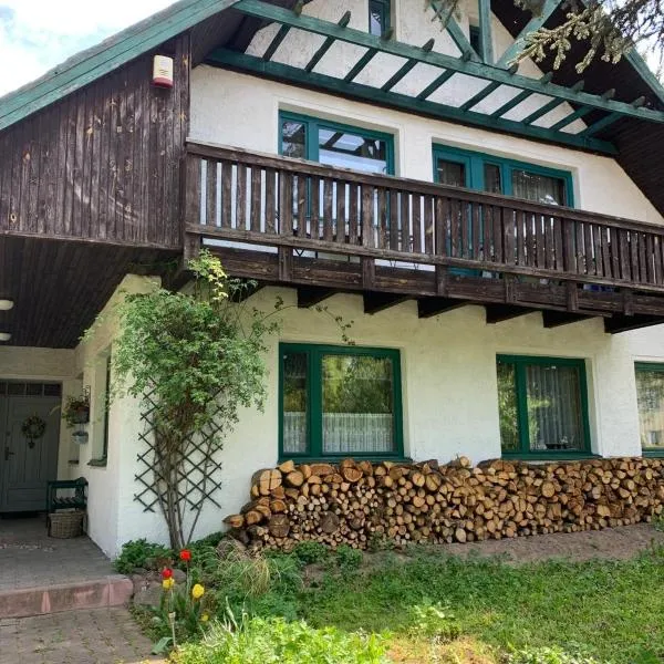 Holiday Apartment in Masuria with the charm of an old-fashioned house and with the comfort needed，位于什奇特诺的酒店