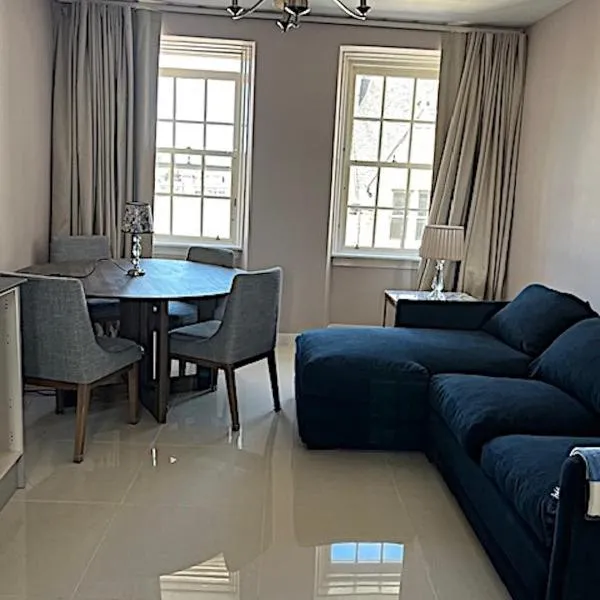 New Royal Mile Residence Quiet Spacious and Comfortable Flat with Large Balcony and Great Views Top Floor No Lift，位于爱丁堡的酒店
