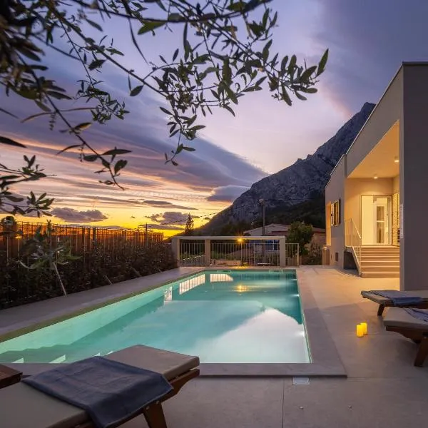 Summer House Lea - Villa with heated pool and sea view，位于Bast的酒店