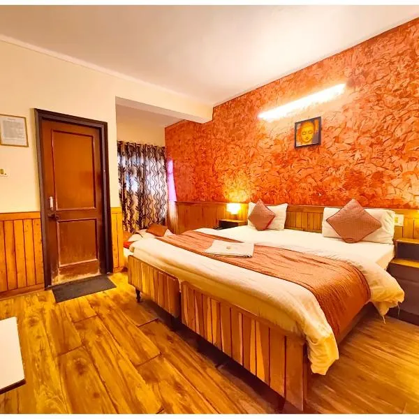 Lake View Hotel "ANKUR PALACE" Near Naini Lake & Mall Road Nainital - Provided Restaurant# Free Wi-fi & Excellent Customer Service - A Premium Hotel In Nainital，位于奈尼塔尔的酒店
