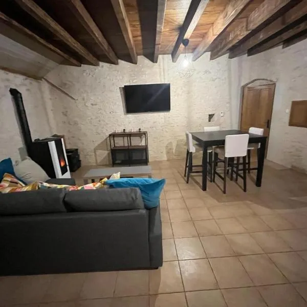 Maison atypique dans une tour，位于Neuvy-le-Roi的酒店
