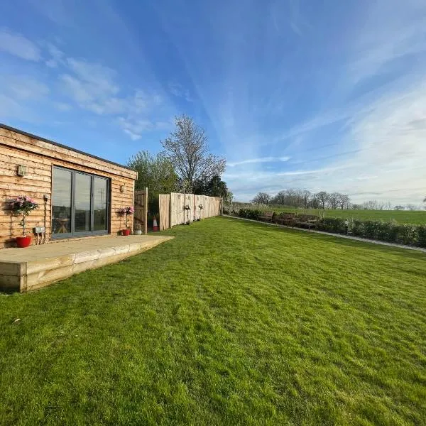 Rose Garden lodge stunning views，位于Turvey的酒店
