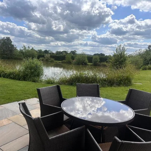 Lakeside Log Cabin，位于Legbourne的酒店