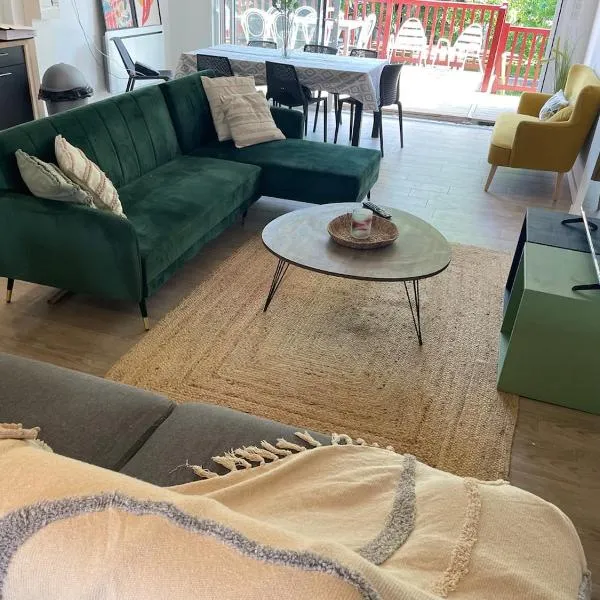 Large Apartment with Mountain View in Espelette，位于埃斯珀莱特的酒店