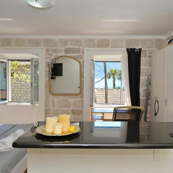 Stone Retreat - 1 min to the Sea，位于Trstenik的酒店