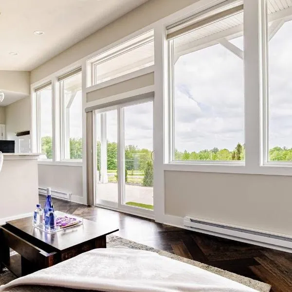 Altmar's Premier Luxury Cabin with 3000sf Mini Golf，位于Altmar的酒店