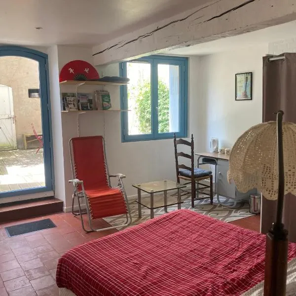 Chambre d'hôte avec cour privative，位于Saint-Sulpice的酒店